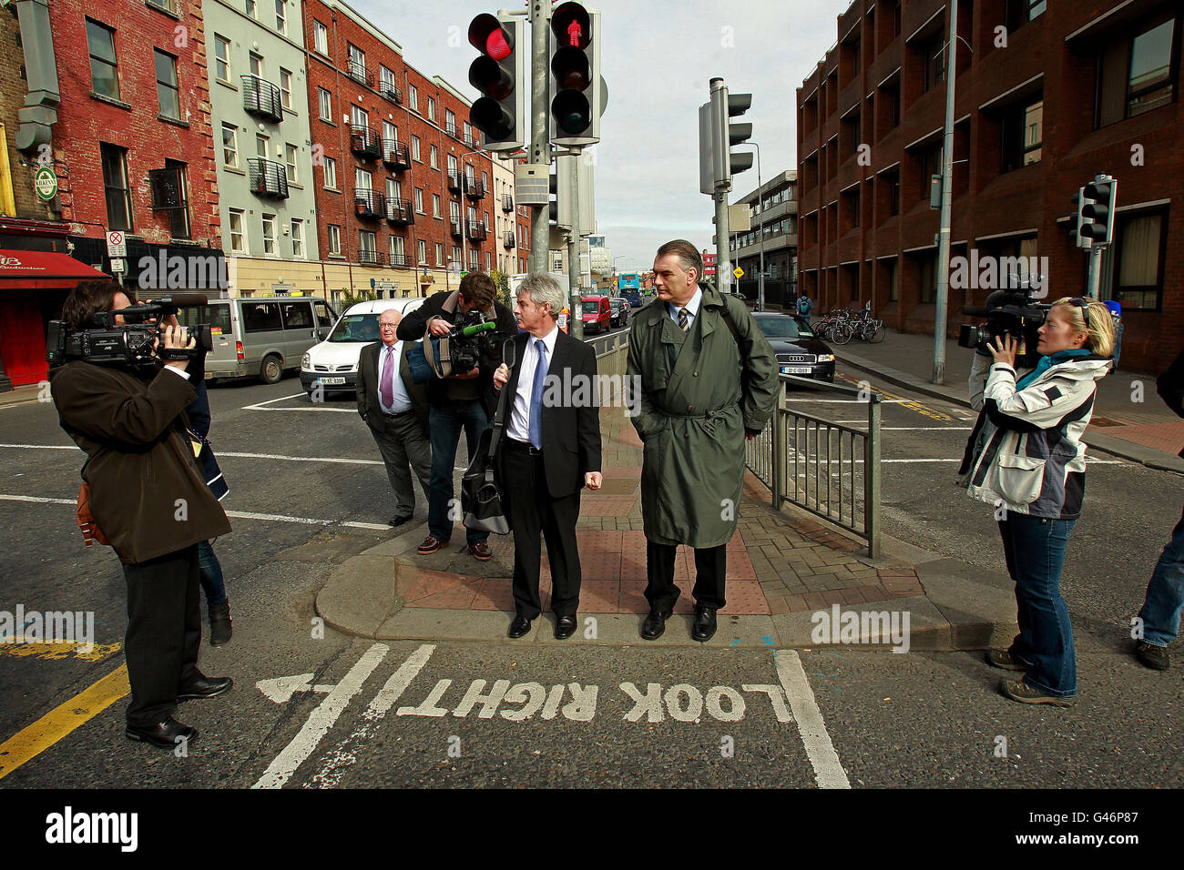Ian Bailey (au centre à droite) quitte les quatre tribunaux de Dublin après avoir fait appel de son extradition en France pour avoir interrogé sur le meurtre d'un cinéaste. Banque D'Images