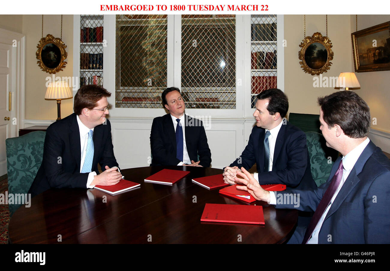 Le Premier ministre britannique David Cameron (au centre) est accompagné du chancelier George Osborne (deuxième à droite), du vice-premier ministre Nick Clegg (à droite) et du secrétaire en chef du Trésor Danny Alexander (à gauche) lors d'une séance photo au 10 Downing Street, Londres, avant l'annonce du budget annuel à Downing Street, demain. Banque D'Images