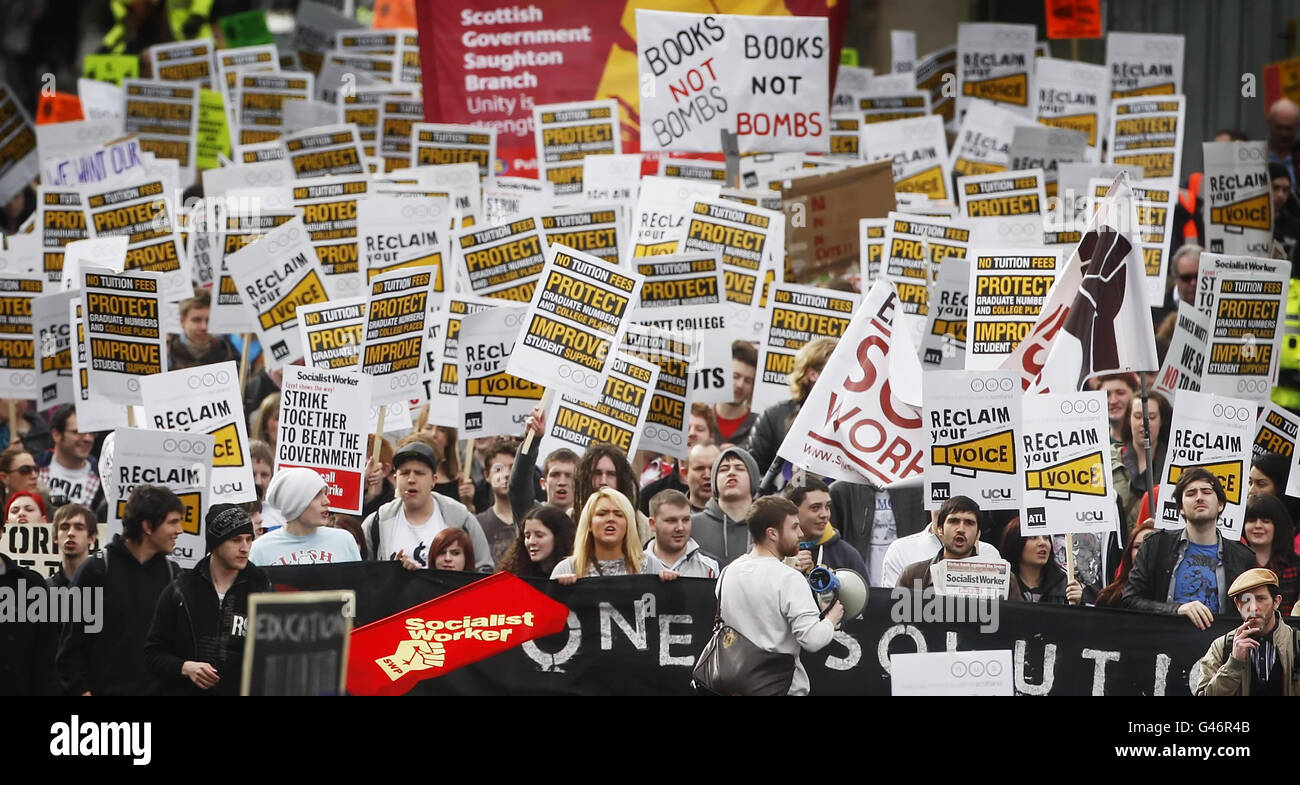 Les manifestants défilent sur le Royal Mile jusqu'au Parlement écossais d'Édimbourg, lors d'une manifestation contre les réductions des budgets de l'enseignement supérieur. Banque D'Images