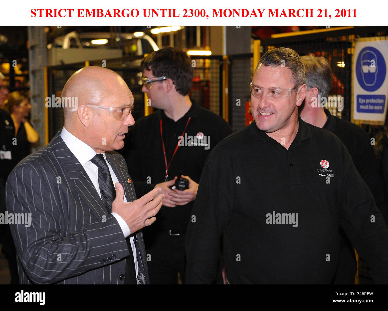 *EMBARGO STRICT JUSQU'en 2300, LUNDI 21 MARS 2011* la légende anglaise Ray Wilkins lors d'une visite à l'usine de Vauxhall à Luton. Banque D'Images