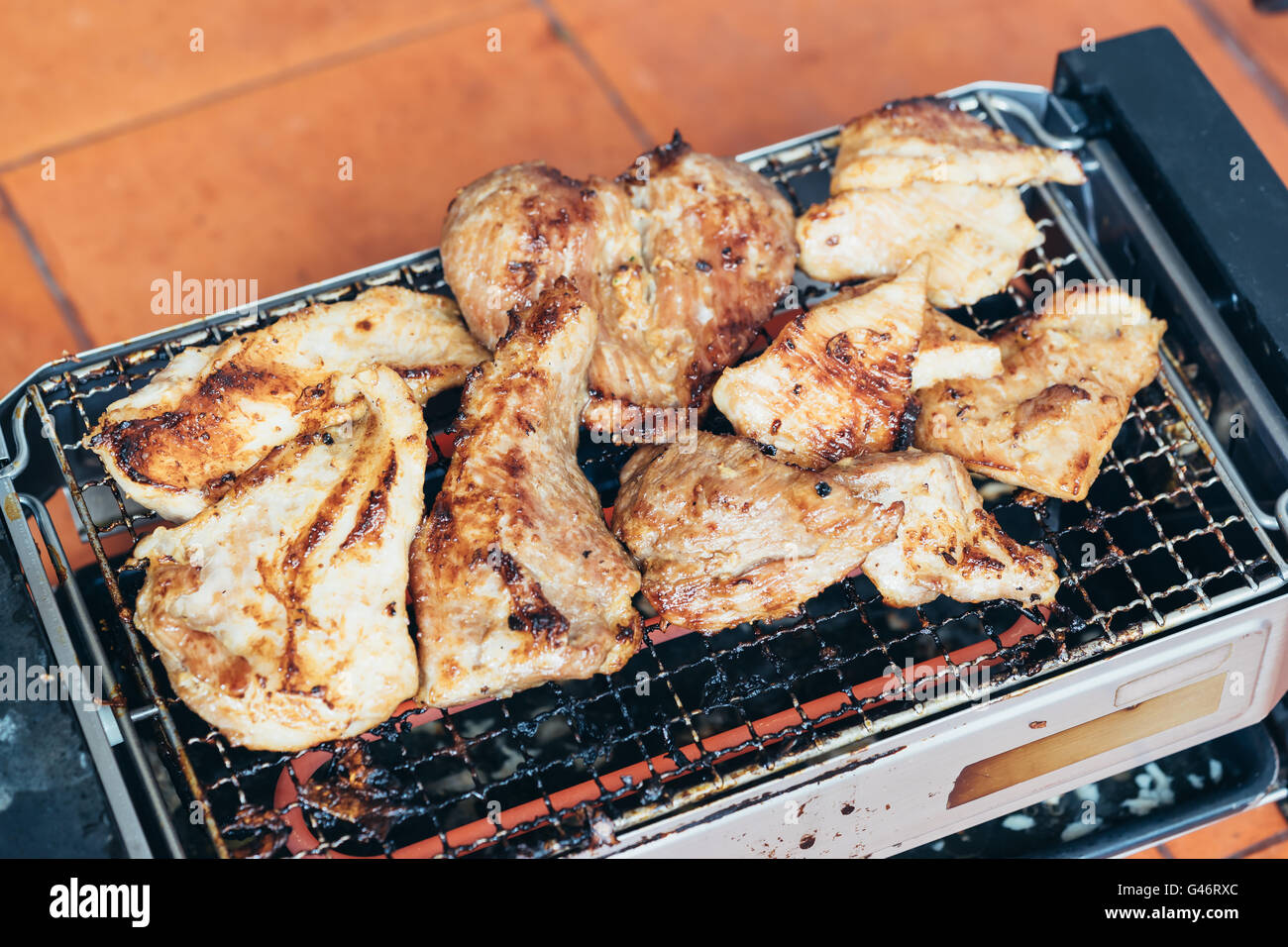Filet de porc cuisson carbonisés sur gril électrique Banque D'Images