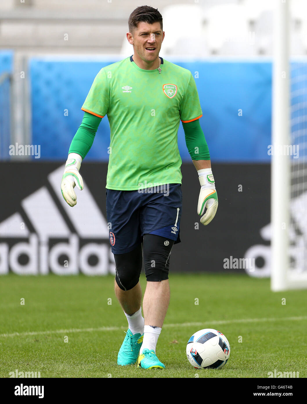 Gardien de but de la République d'Irlande Keiren Westwood pendant une session de formation au Stade de Bordeaux, Bordeaux.APPUYEZ SUR ASSOCIATION photo.Date de la photo: Vendredi 17 juin 2016.Voir PA Story football Irlande.Le crédit photo devrait se lire: Chris Radburn/PA Wire.RESTRICTIONS : l'utilisation est soumise à des restrictions.Usage éditorial uniquement.Les ventes de livres et de magazines sont autorisées à ne pas être exclusivement consacrées à une équipe, un joueur ou un match.Aucune utilisation commerciale.Pour plus d'informations, appelez le +44 (0)1158 447447. Banque D'Images