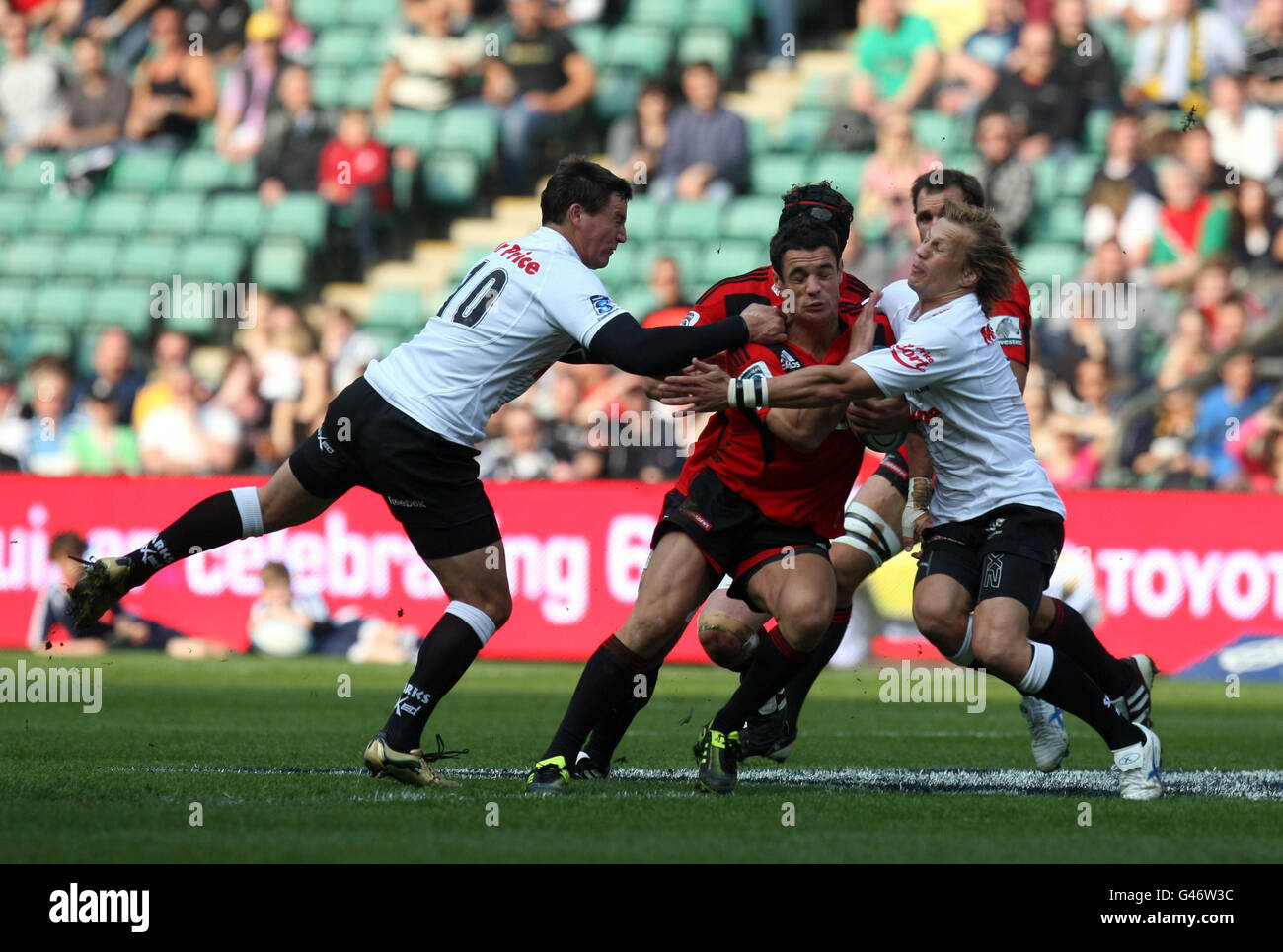 DaN carter est attaqué par Jacques-Louis Potgieter (à gauche) de Sharks lors du match de rugby Investec Super au stade de Twickenham, Londres. Banque D'Images