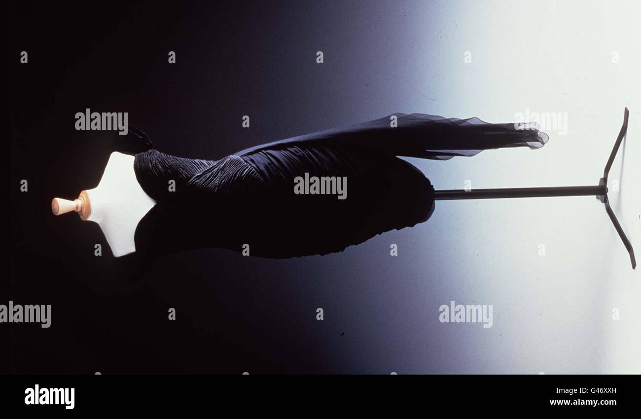 Une robe de cocktail en crêpe de soie noire de Christina Stambolian, une des robes de la collection de Diana, Prinecess du pays de Galles, Qui sera vendu par Christies's lors d'une vente à New York le 25 juin, les recettes seront versées au Fonds Royal Marsden Hosptial cancer et au AIDS Crisis Trust. PA. VOIR PA STORY ROYAL DIANA. Banque D'Images