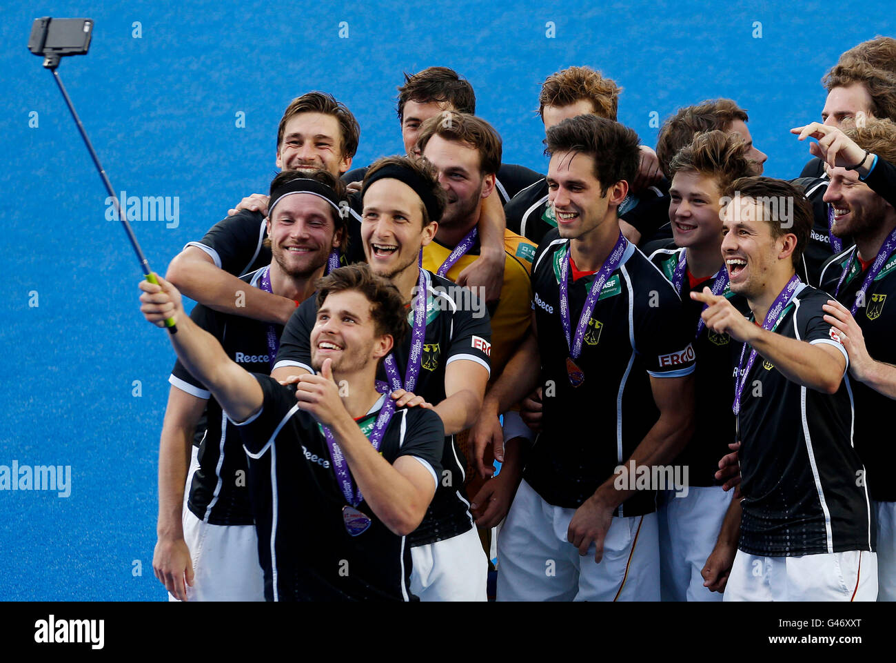 L'équipe Allemagne posent pour une photo alors qu'ils célèbrent remportant la 3ème-4ème place match contre la Grande-Bretagne, le sixième jour de la FIH Men's Champions trophy au Queen Elizabeth Olympic Park, Londres. Banque D'Images