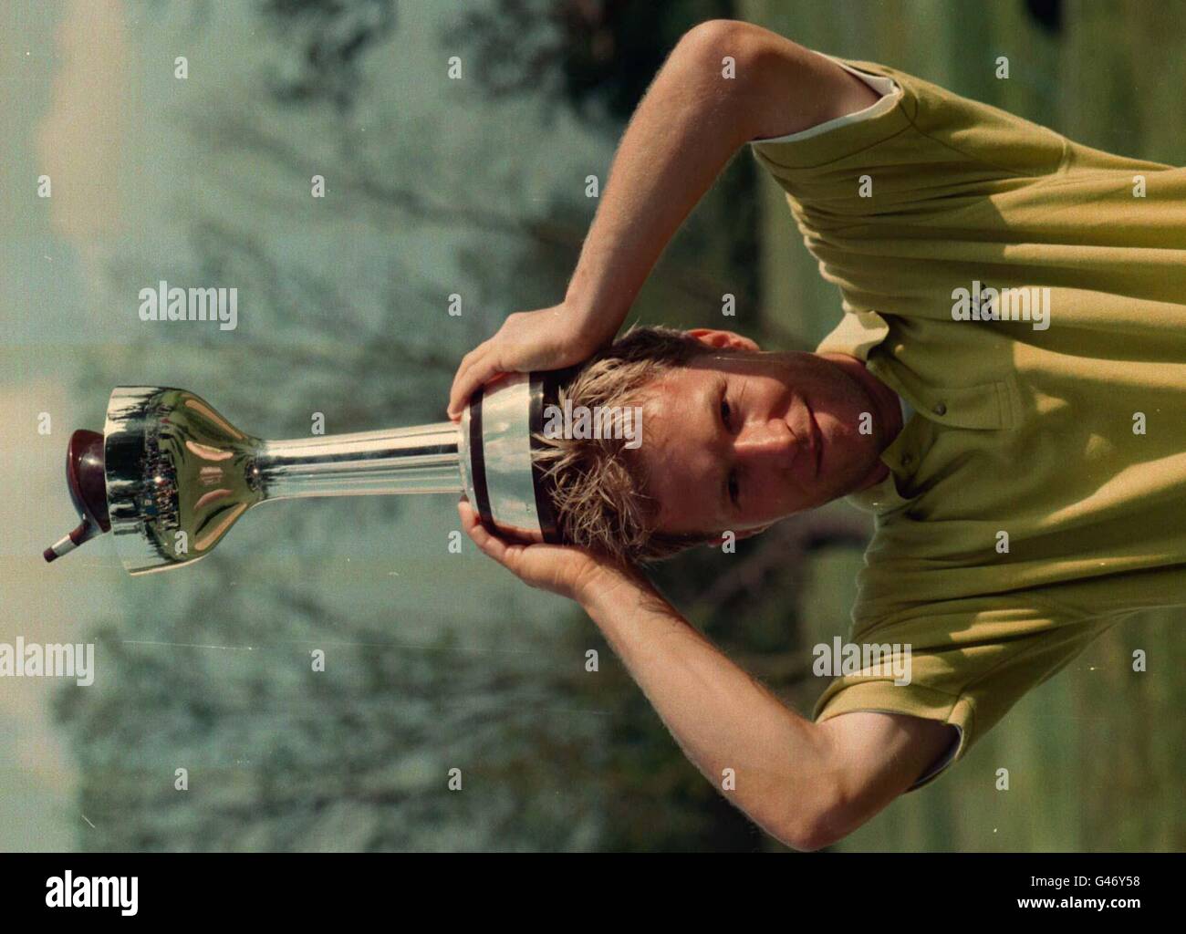 Per Ulrik Johansson de Suède, lève son trophée en altitude au Hanbury Manor de Herts où il a remporté le tournoi de golf ouvert anglais aujourd'hui (Sun) photo de Stefan Rousseau Banque D'Images