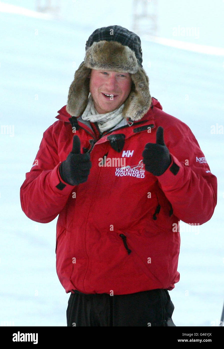 Le prince Harry rejoint la marche avec l'équipe blessée sur l'île de Spitsbergen, pour s'entraîner avant qu'ils commencent leur randonnée caritative vers le pôle Nord. Banque D'Images