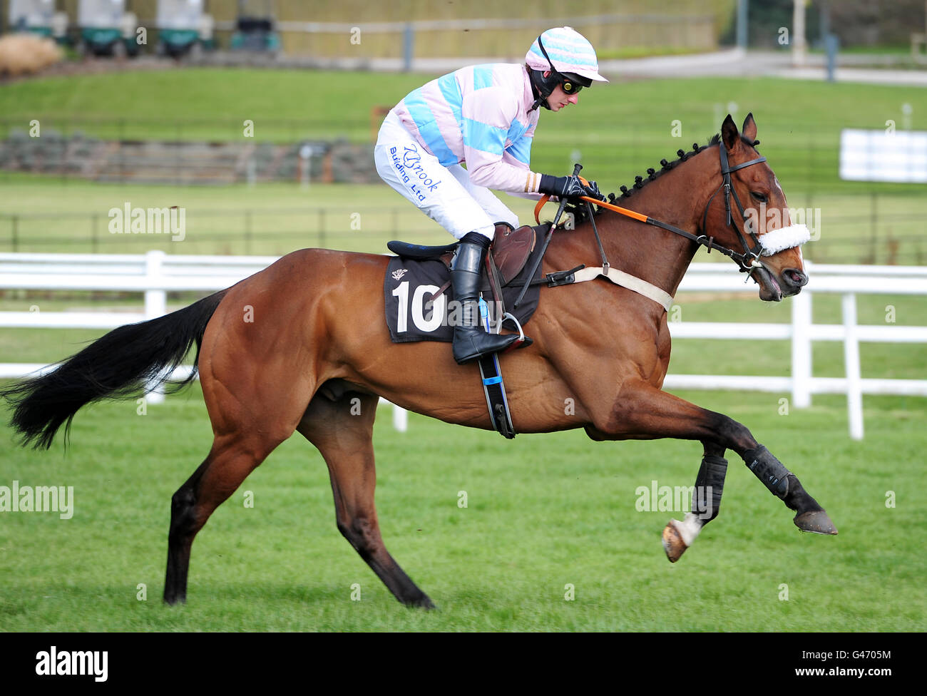 Courses hippiques - courses hippiques nationales - Lingfield Park. Nik Nak trop monté par Jimmy Derham aller à la poste Banque D'Images