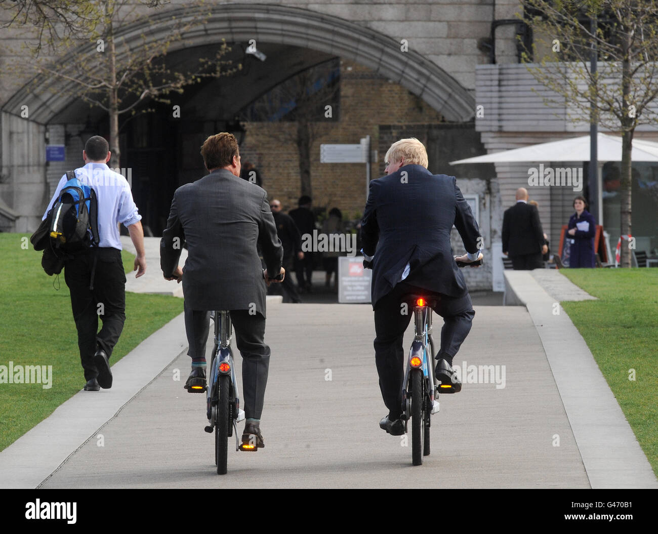 Le maire de Londres Boris Johnson est rejoint par Arnold Schwarzenegger (à gauche) à l'extérieur de l'hôtel de ville de Londres. Banque D'Images