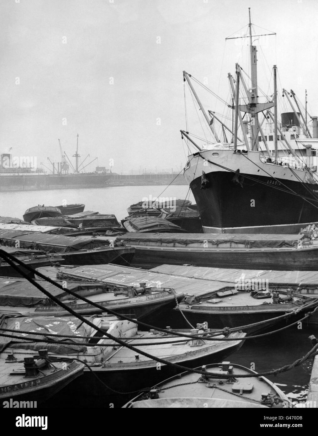 Des barges inactifs et un cargo vide dans le King George V Dock de Londres, lorsque le National Dock Labor Board a donné le nombre de travailleurs de quai de Londres en grève à 14,238. Banque D'Images