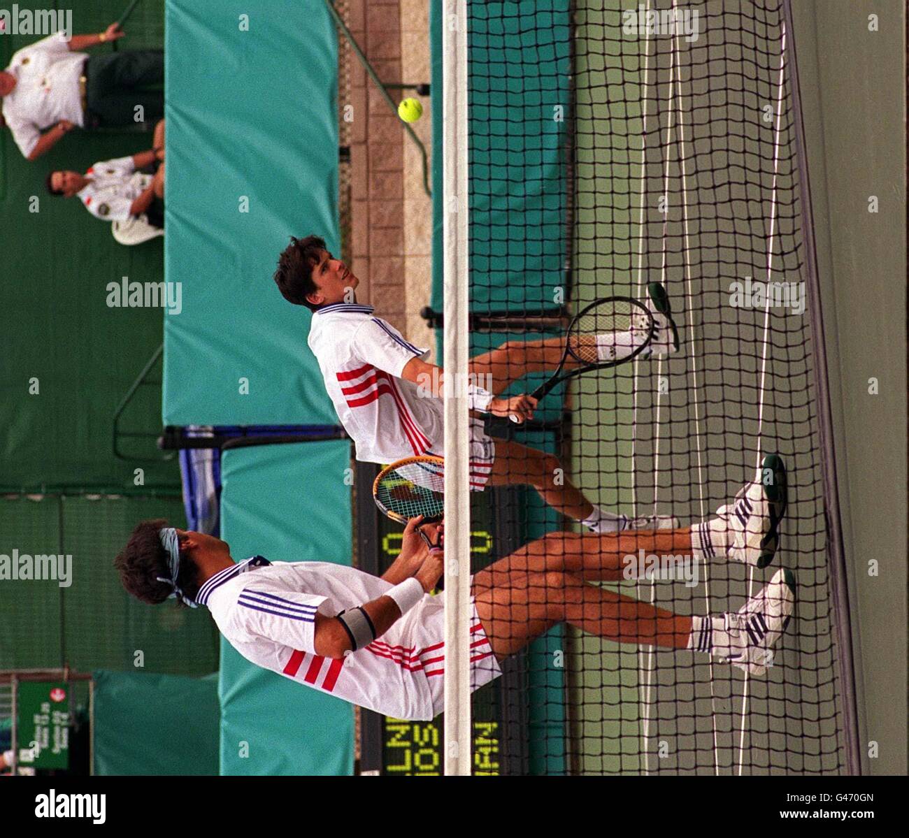 Neil Broad (à gauche) et Tim Henman en action pendant la demi-finale des hommes contre David Prinosil et Marc-Kevin Goellner ce matin (mercredi). Le Briton a remporté le match 4-6 6-3 10-8. Photo de John Giles/PA. Banque D'Images