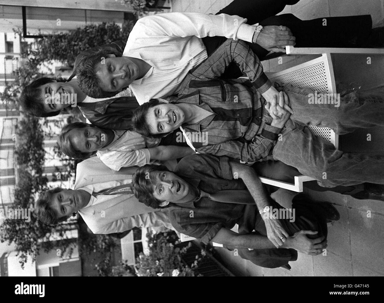 Photo de la bibliothèque PA datée de juillet 1984 : (l/r à l'arrière) Stevie Windwood; Andy Fairweather et Bill Wyman : (l/r à l'avant) Eric Clapton; Ronnie Lane et Kenny Jones, lors du lancement du concert ARMS (action pour la recherche sur les multiples Schlerosis) de Videoform. L'artiste de rock Ronnie Lane se souviendra surtout de ses journées à succès avec le groupe Top 60s The Small faces et pour sa lutte courageuse contre la sclérose en plaques de la maladie invalidante. Voir PA Story DEATH Lane. Photos PA. (Disponible en noir et blanc uniquement). Banque D'Images