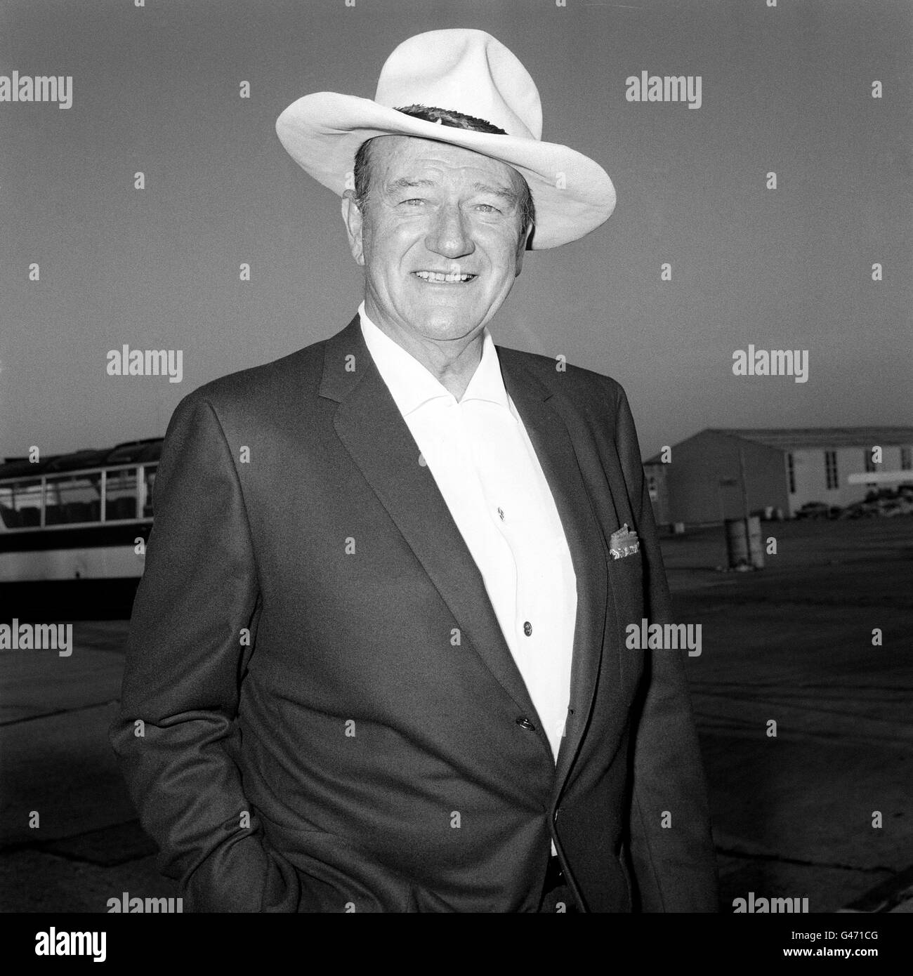 JOHN WAYNE: Ce jour-là, en 1931, John Wayne a été abandonné par Fox film Studios. Acteur-film John Wayne. John Wayne est de retour en guerre avec les Indiens. Le champ de bataille cette fois est une route s'étendant sur 30 miles à travers le désert au sud de Phoenix, Arizona aux États-Unis que le comté veut nommer de l'acteur qui a possédé un ranch sur une section de l'autoroute 347 jusqu'à sa mort en 1979. Mais les dirigeants indiens ne seront pas d’accord. Contrarié par la représentation des Indiens américains dans les films de Wayne comme moins civilisé et conscient que même en réalité, Wayne n'était pas un grand ami, ayant fait des commentaires racistes dans un infâme Banque D'Images
