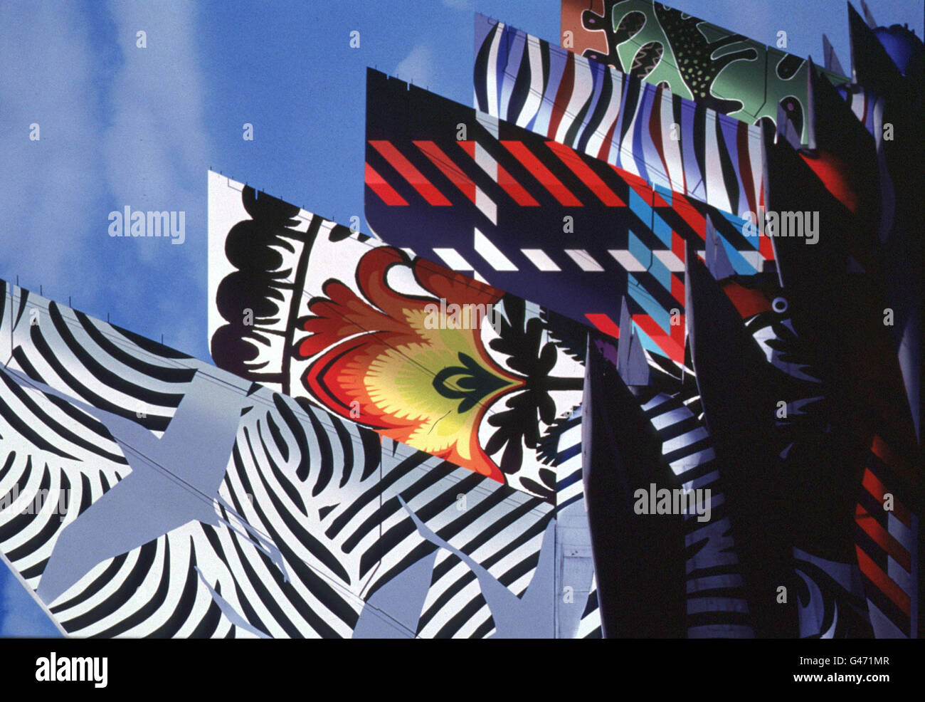 British Airways a révélé aujourd'hui une nouvelle identité d'entreprise de 60 millions basée sur l'Union Jack, mais avec des symboles du monde entier. Cinq des World Images que British Airways a commandé dans le cadre de sa nouvelle identité ornent les ailerons du Boeing 747-400. Ces images du monde proviennent du Kalahari en Afrique, des États-Unis d'Amérique, des hauts plateaux de l'Écosse, de la Pologne et du Japon. Des œuvres d'art créées par des personnes dans environ 50 communautés différentes à travers le monde ont été commandées dans le cadre de la nouvelle identité de British Airways pour célébrer la diversité des clients de la compagnie aérienne. Depuis Banque D'Images