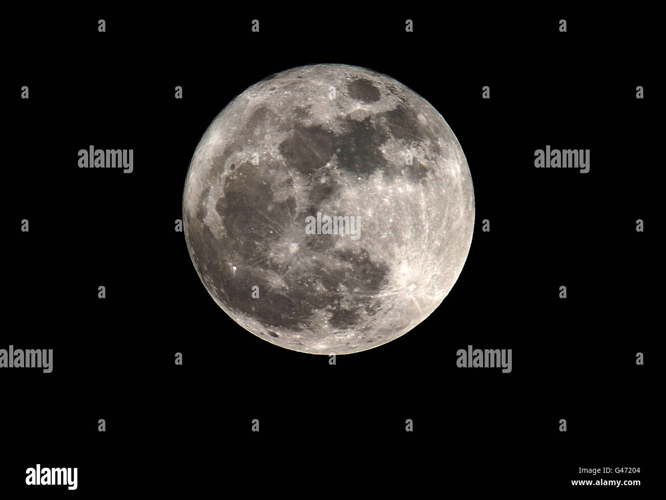 Super lune. La lune, vue de Suffolk. Banque D'Images