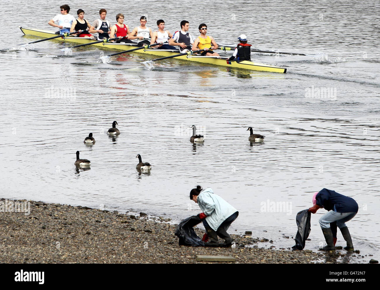 Des centaines de bénévoles nettoient en profondeur les rives de la Tamise pour marquer les marées les plus basses de jour de 2011 à Putney et Chiswick. Banque D'Images