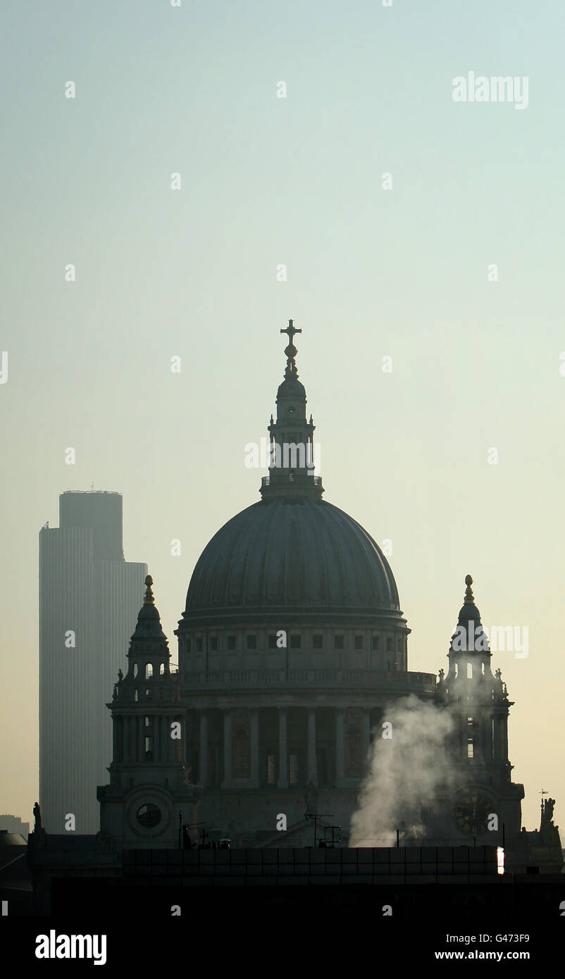 Vue générale sur la cathédrale Saint-Paul, dans le centre de Londres. Banque D'Images