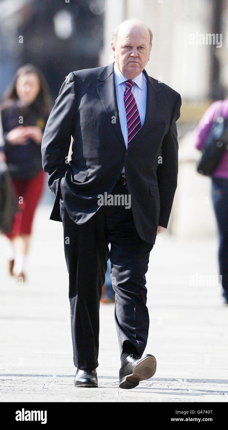 Le ministre des Finances, Michael Noonan, arrive à Leinster House à Dublin, tandis que TDS discute des conclusions finales accablantes du Tribunal Moriarty. Banque D'Images