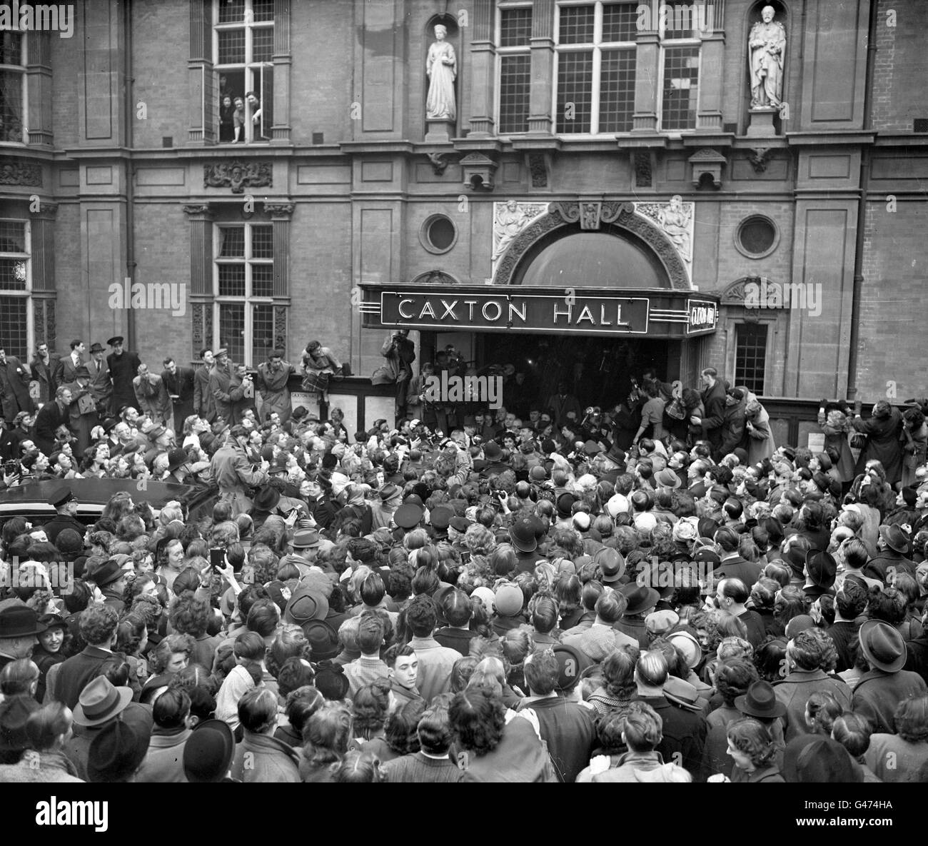 L'actrice britannique Elizabeth Taylor épouse l'acteur britannique Michael Wilding au Caxton Hall de Londres.La foule énorme attire le couple heureux après la cérémonie. Banque D'Images