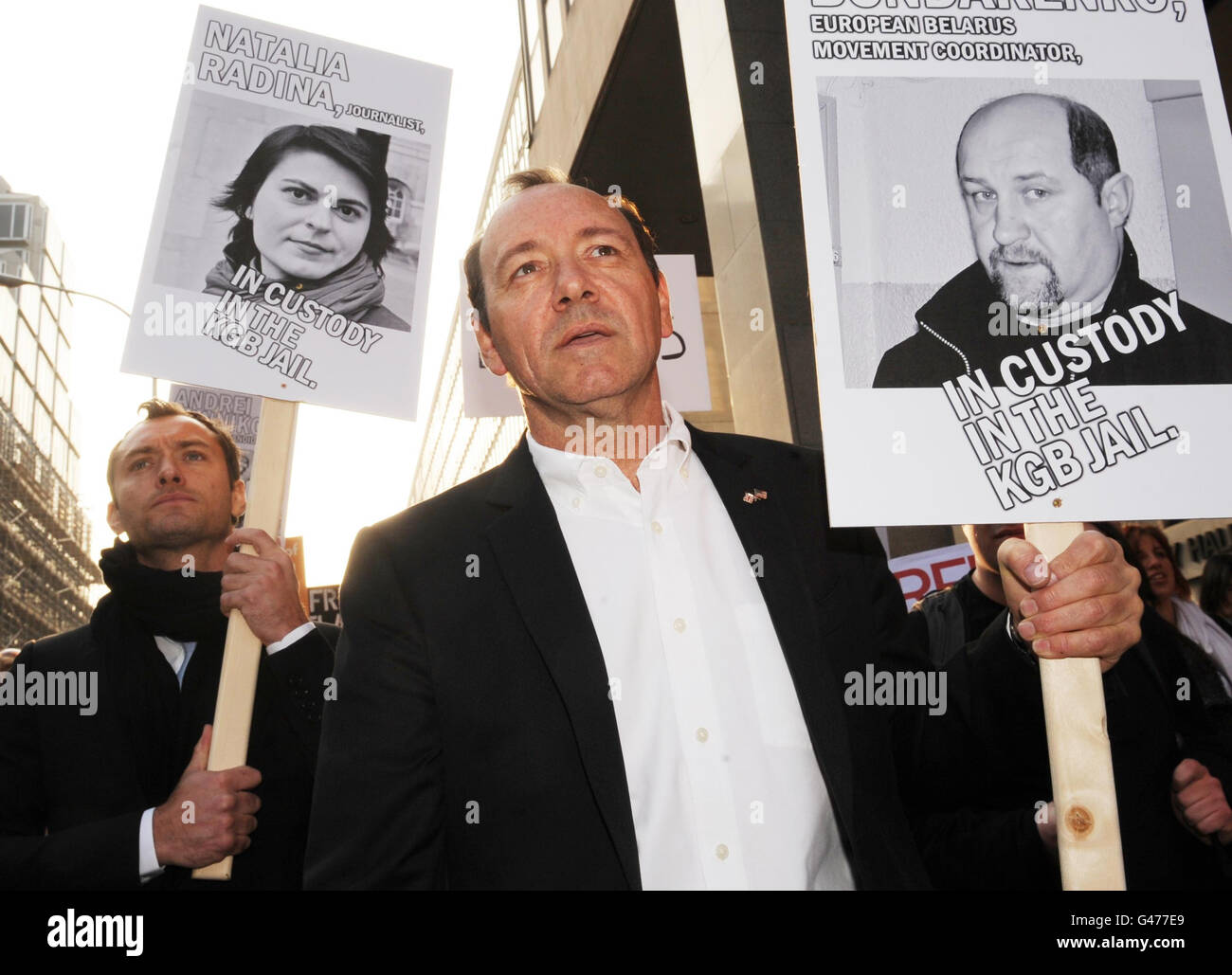 Les acteurs Jude Law et Kevin Spacey défilent à Westminster à Londres avec des manifestants, au cours d'une marche pour souligner la nécessité de la liberté d'expression en Biélorussie. Banque D'Images