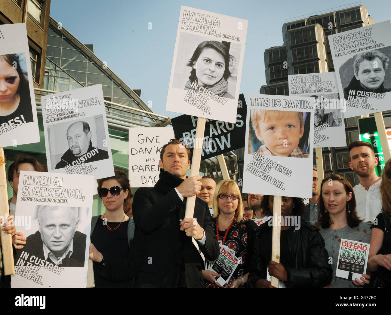 L'acteur Jude Law se rend à Westminster à Londres avec des manifestants, au cours d'une marche pour souligner la nécessité de la liberté d'expression en Biélorussie. Banque D'Images