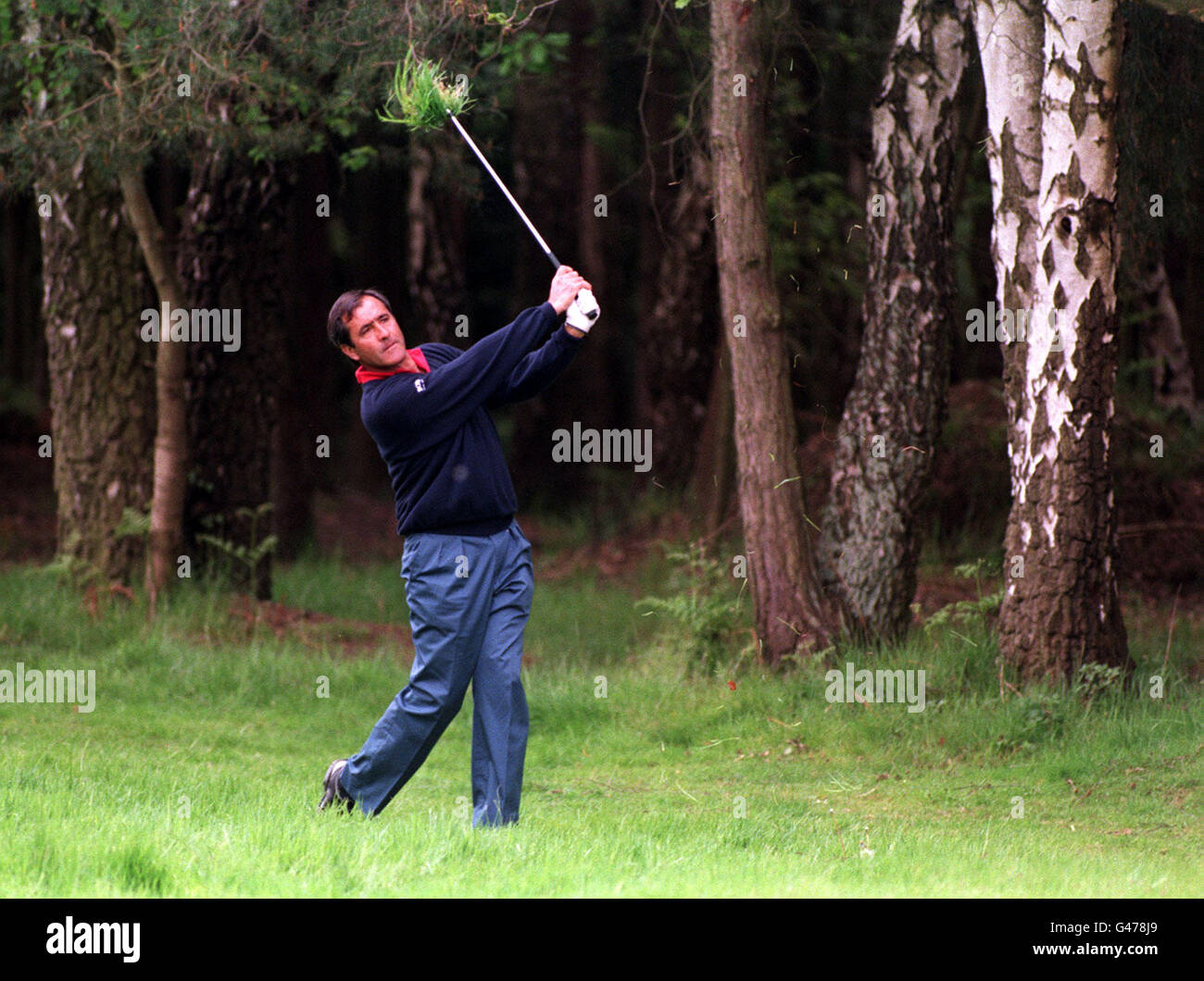 Seve Ballesteros d'Espagne, joue de l'herbe rugueuse sur le 12ème trou pendant le pro-Am à Wentworth aujourd'hui (jeudi).Photo par Rebecca Naden/PA Banque D'Images