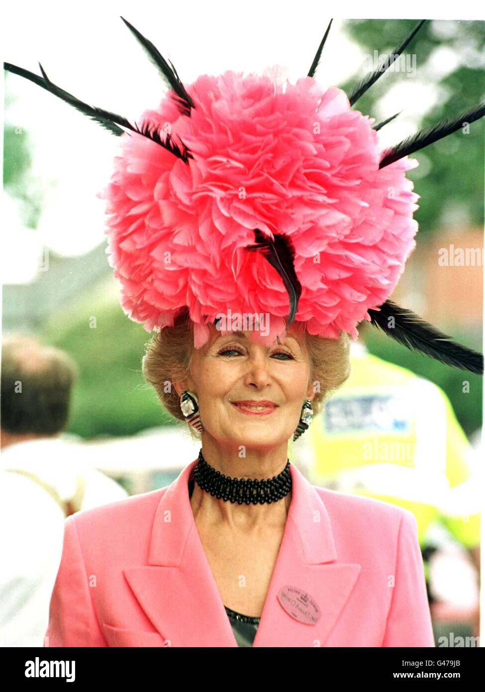 Un chapeau David Shilling, surmonté de plumes d'autruche, porté par Florence Claridge, de Londres, arrivant pour le deuxième jour de Royal Ascot aujourd'hui (mer). Photo de Martyn Hayhow/PA Banque D'Images