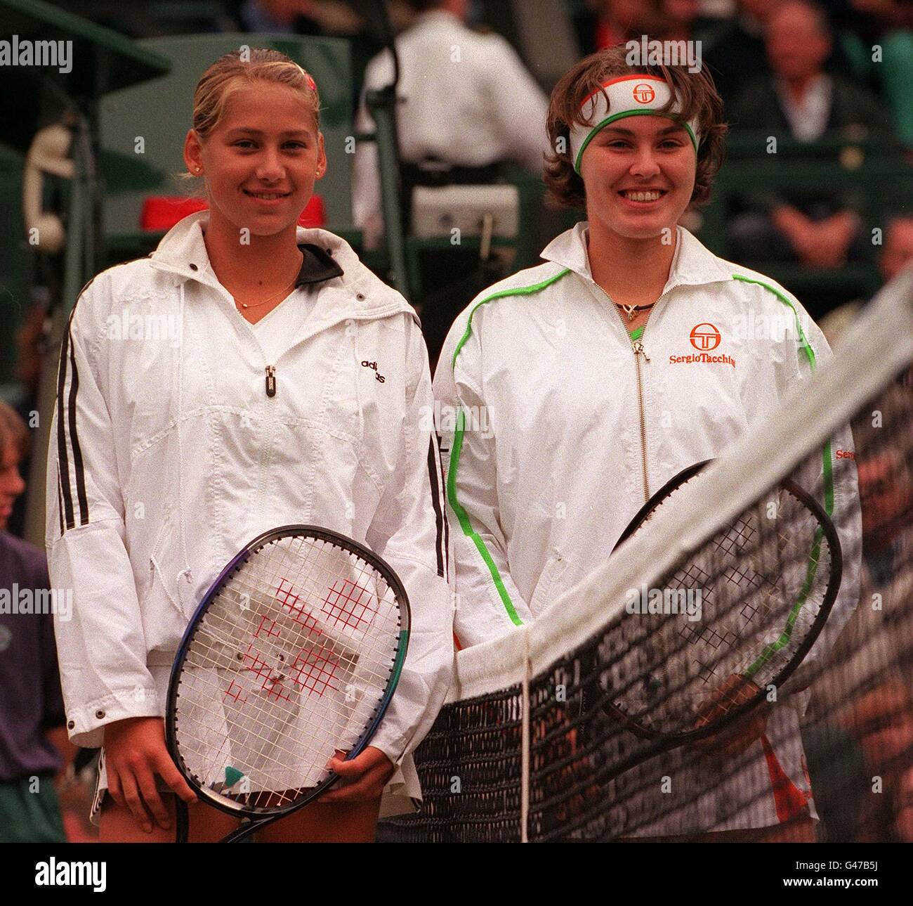 Anna Kournikova et Martina Hingis posent pour les photographes avant le début de leur demi-finale au Centre court de Wimbledon cet après-midi (jeudi). Mlle Hignis a gagné la bataille des seize ans, prenant sa place dans la finale en remportant 6-3 6-2. Photo de Fiona Hanson/PA. Banque D'Images