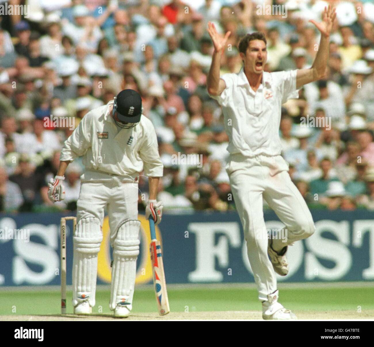 3e Match-England Test v Auatralia à Old Trafford : Australian bowler Jason Gillespie souligne avoir Mike Atherton out LBW pour 21. PA Photo par Owen Humphreys. Banque D'Images