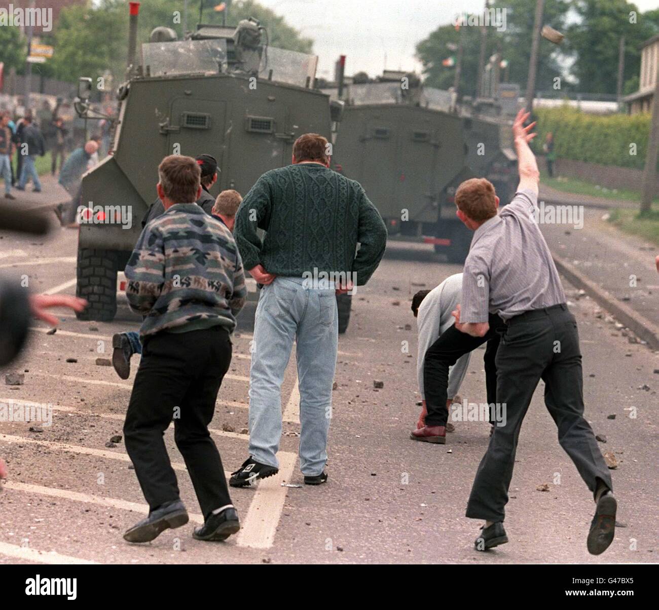 Les émeutiers de la route Garvaghy, Portatown attaquent les véhicules de l'armée britannique aujourd'hui (soleil) après qu'une parade de l'ordre d'Orange a été autorisée. Photo Brian Little.PA. Banque D'Images