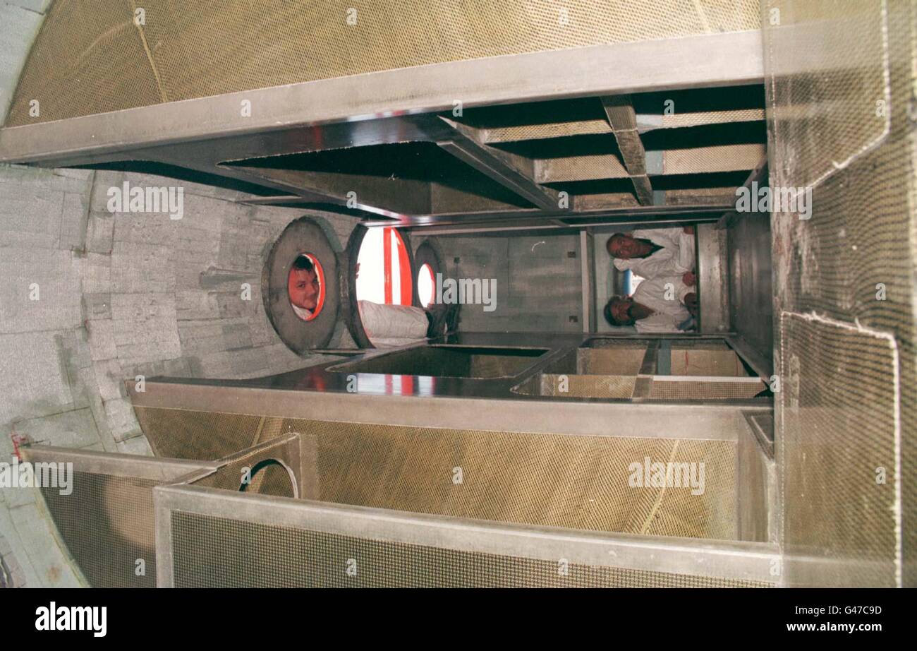 James Cox (en haut) Ray Watson (à gauche) et Ken Watts regardent à l'intérieur de la gondole Breitling Orbiter avant de quitter W et J Tod Ltd, Weymouth aujourd'hui (lundi). Photo Barry Batchelor/PA Banque D'Images