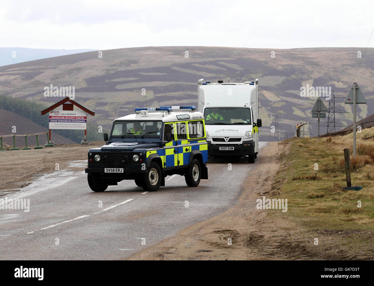 La police dirige la circulation à un pâté de maisons près du centre de ski de Lecht sur l'A939 à Tomintoul, Moray, près de la maison où deux adolescents ont été trouvés tués par balle. Banque D'Images