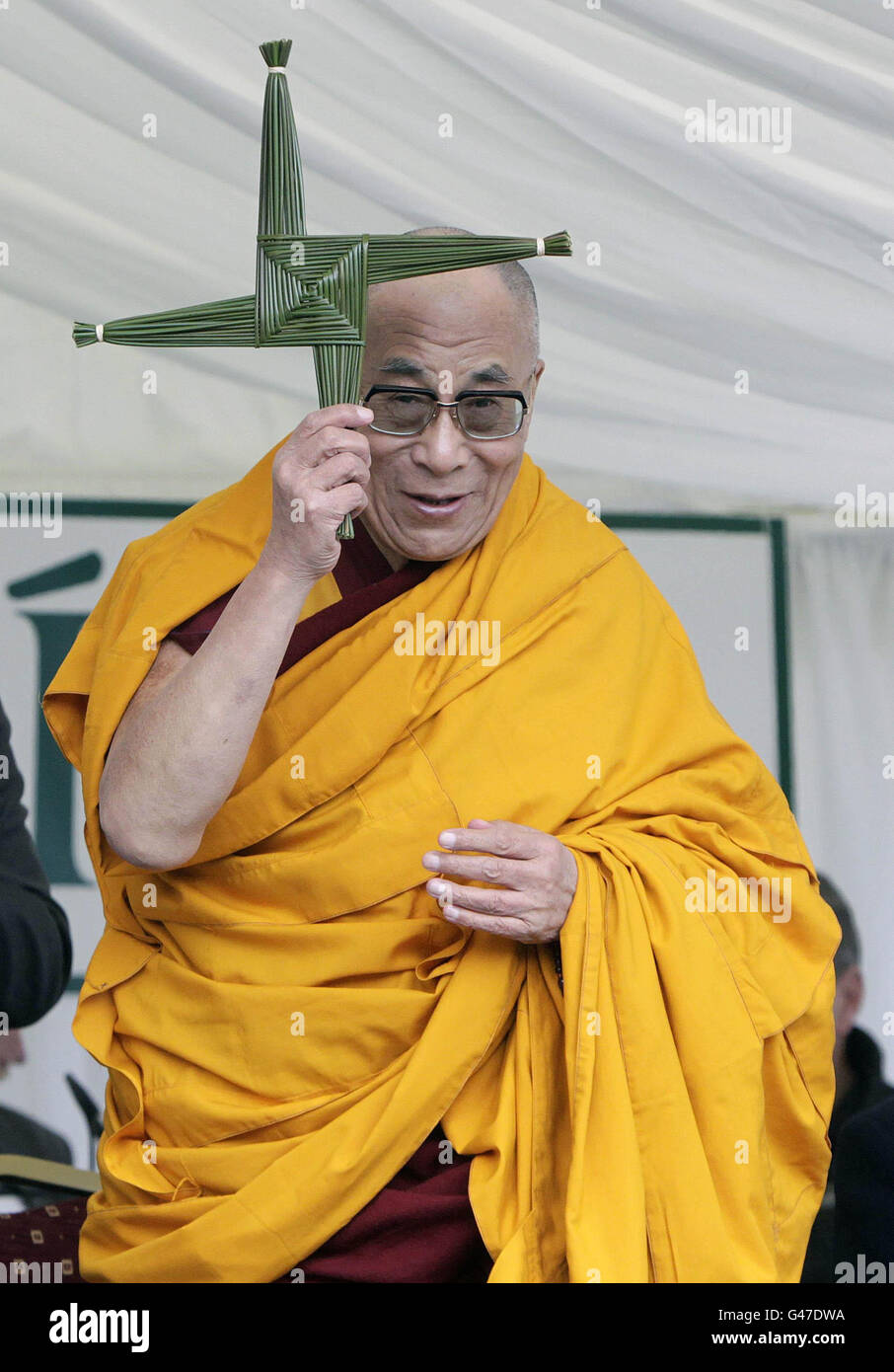 Le chef spirituel du Tibet, le Dalaï Lama, tient une croix de Saint Brigi lors de sa visite à Kildare Town à Co Kildare. Banque D'Images