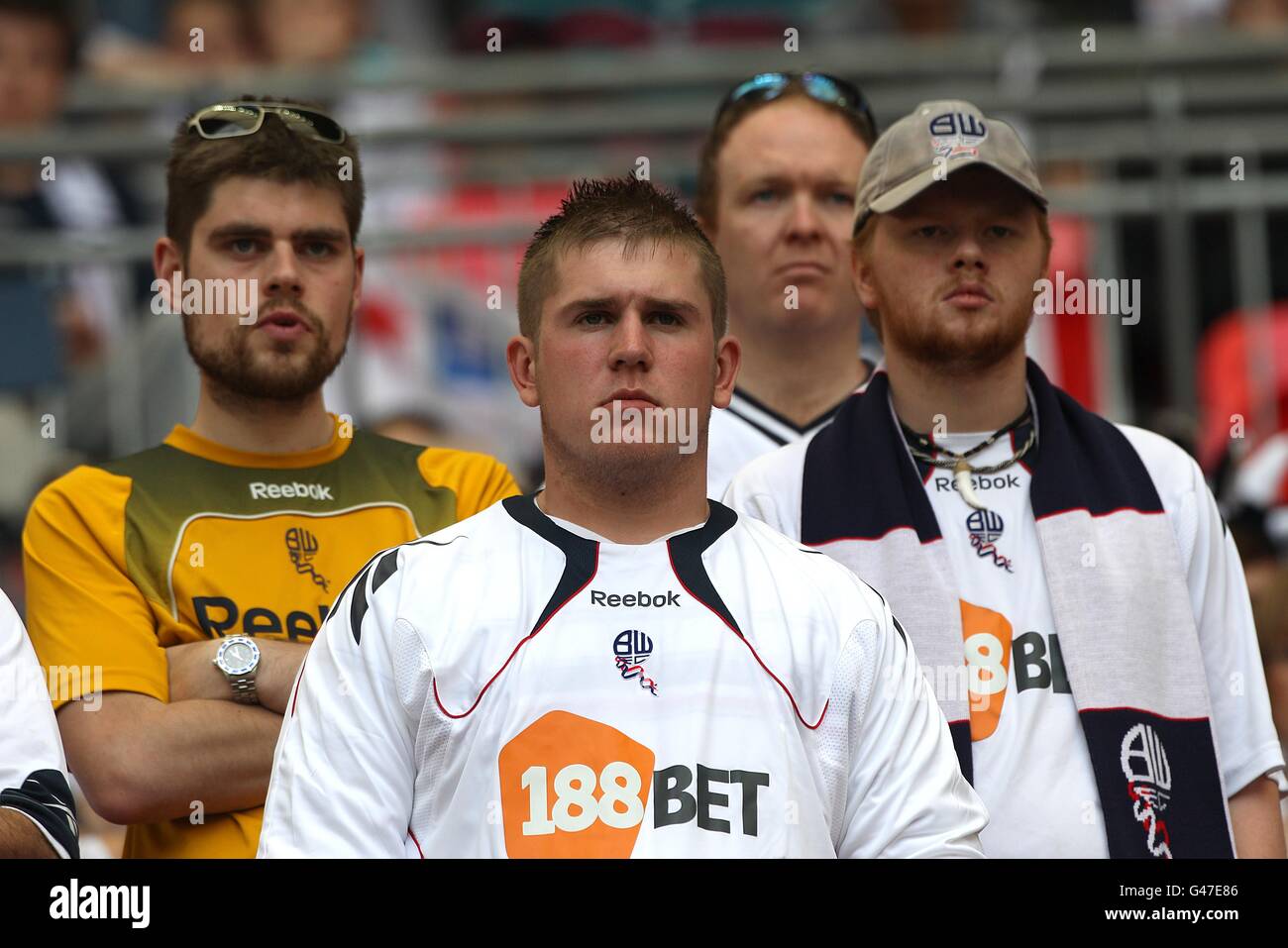 Football - FA Cup - demi-finale - Bolton Wanderers v Stoke City - Wembley Stadium.Les fans de Bolton Wanderers, choqués par des coquillages, regardent dans les stands, tandis que leur équipe descend 3-0 au cours de la première moitié Banque D'Images