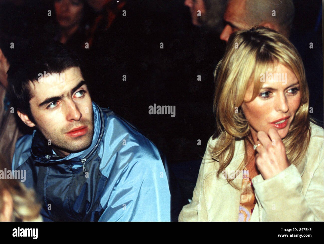 Londres : 27/2/97 : Liam Gallagher et sa fiancée PATSY KENSIT APRÈS AVOIR MODÉLISÉ TENUES ISSUES DE LA BEN DE LISI COLLECTION LORS DE LA FASHION WEEK DE LONDRES. PA NEWS PHOTO DE NEIL MUNNS. Banque D'Images