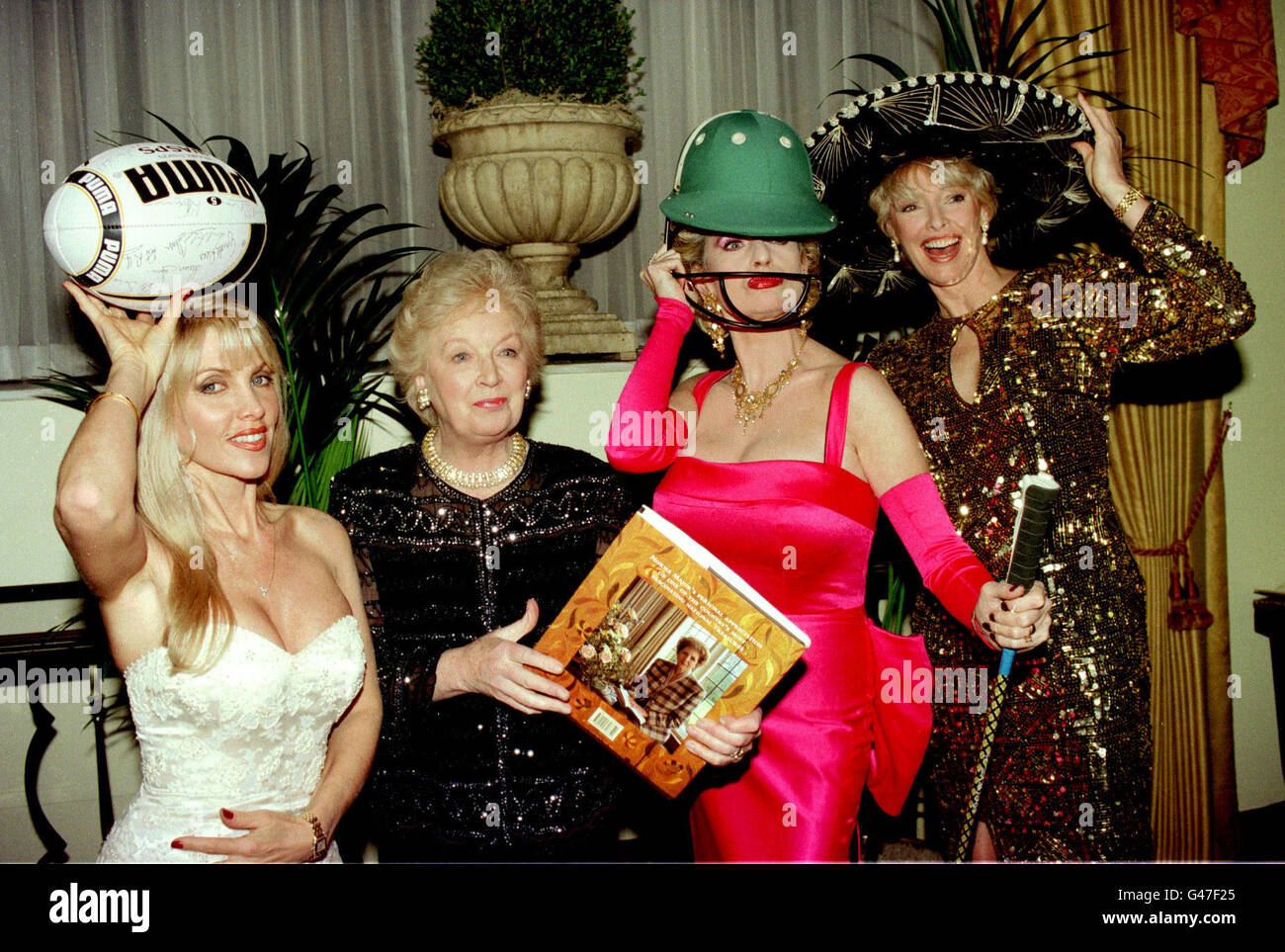 PA NEWS LYNSEY DE PAUL, LA FOI , WHIOTFIELD JUIN BROWN ET DIANE MORAN AU CARNIVAL BALL À L'hôtel Savoy Banque D'Images