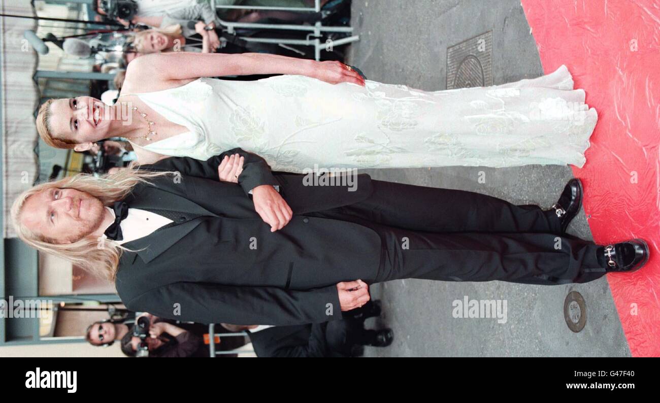 Geena Davis et son mari Renny Harlin, réalisateur, arrivent pour la première européenne d'amfAR (Fondation américaine pour la recherche sur le SIDA) de 'Shall We Dance' au Festival de Cannes. Banque D'Images