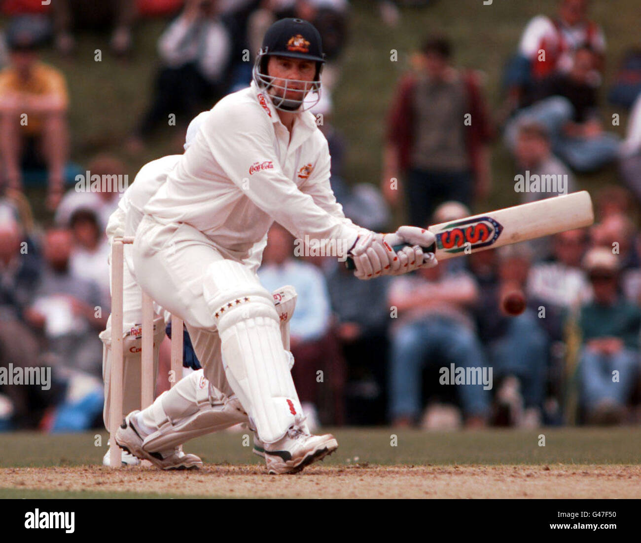 Le capitaine australien Mark Taylor joue aujourd'hui à Arundel un coup de balai inversé lors de ses gains de 45 contre un duc de Norfolk XI (jeudi). Photo par Rebecca Naden/PA Banque D'Images