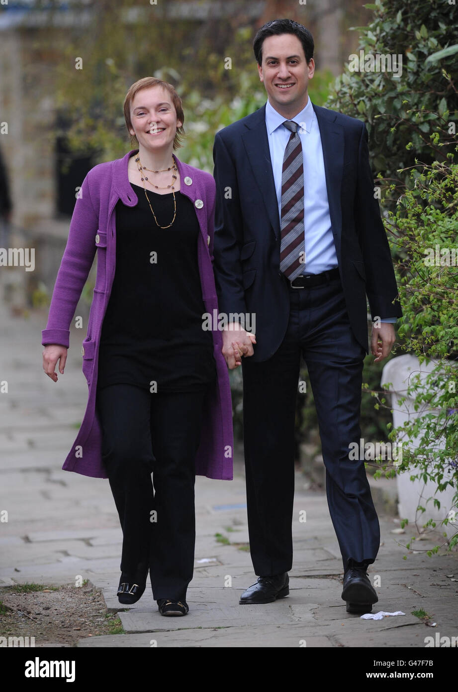 Le leader travailliste Ed Miliband (à droite) et sa partenaire à long terme Justine Thornton quittent leur domicile dans le nord de Londres après avoir annoncé qu’ils se marieront le 27 mai. Banque D'Images