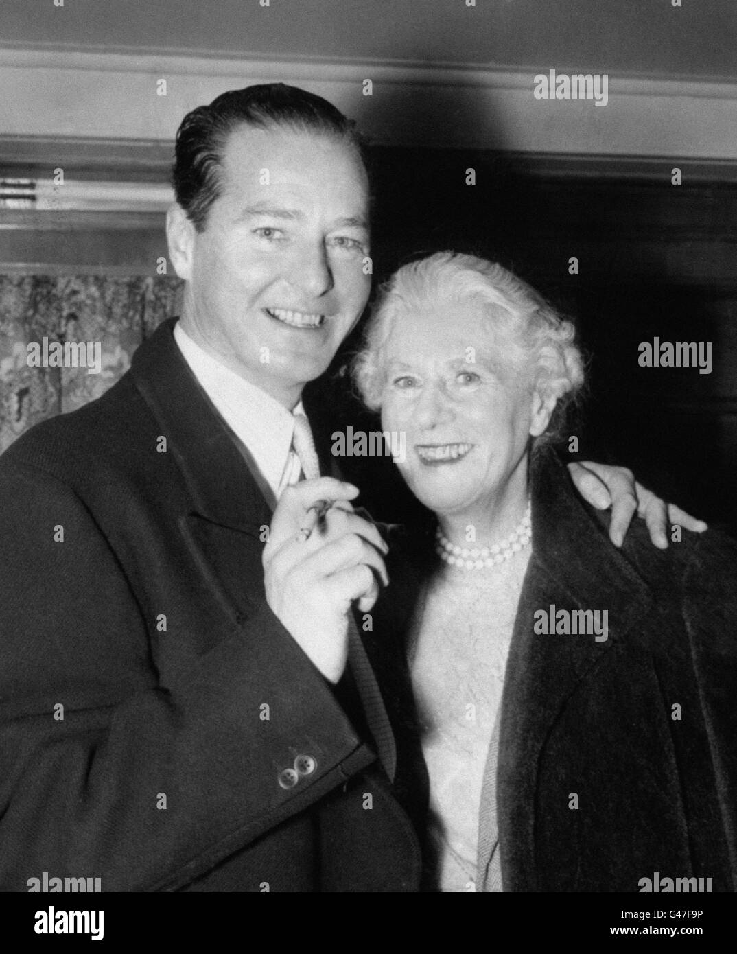 Le dramaturge anglais couronné de succès Terence Rattigan (l) avec sa mère Vera (r) à Southampton à bord du Cunard Liner Queen Mary à l'arrivée de New York. Banque D'Images