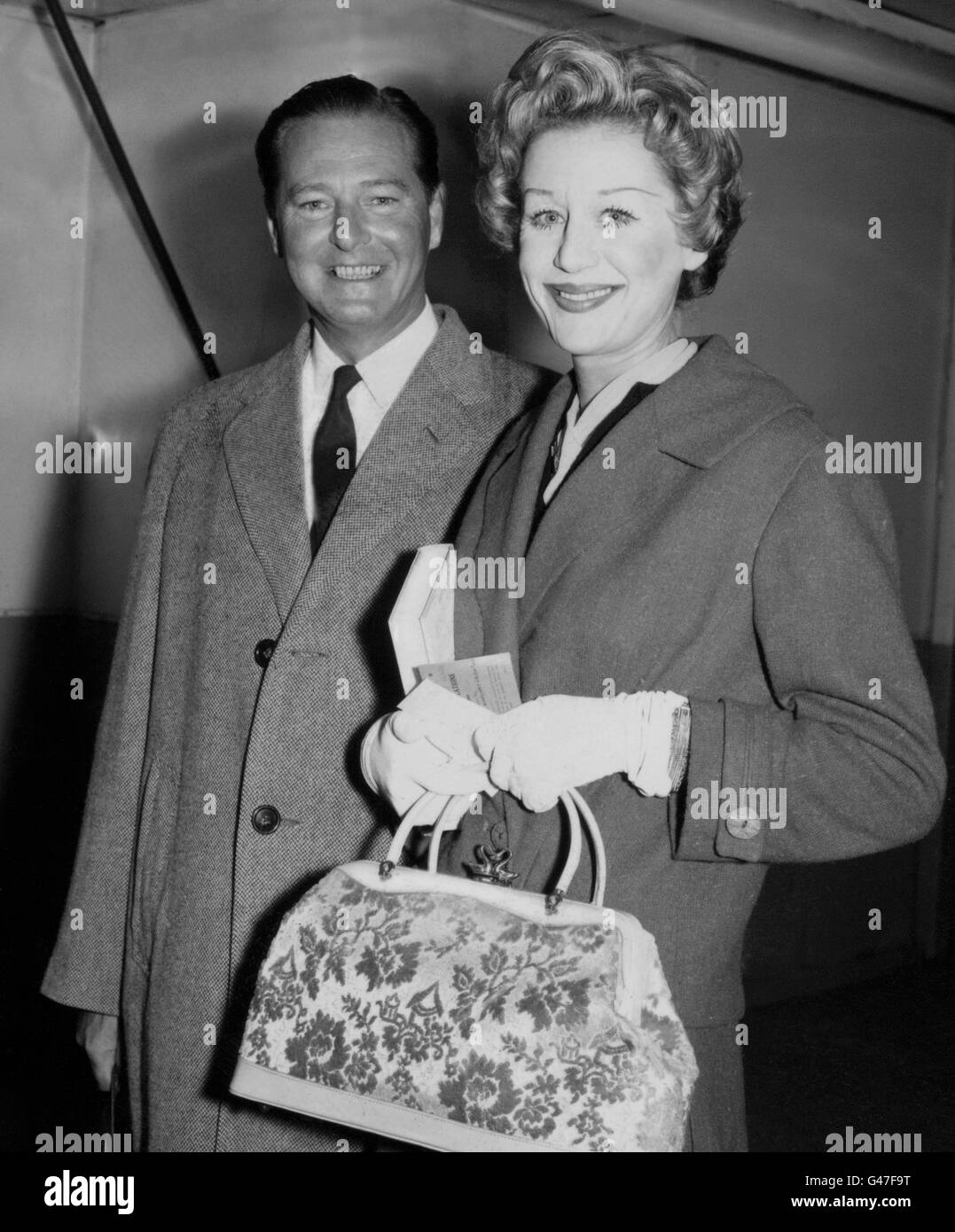 La dramaturge anglaise à succès Terence Rattigan (l) avec l'actrice Margaret Leighton (r) à Southampton à bord du Cunard Liner Queen Elizabeth à l'arrivée de New York. Banque D'Images