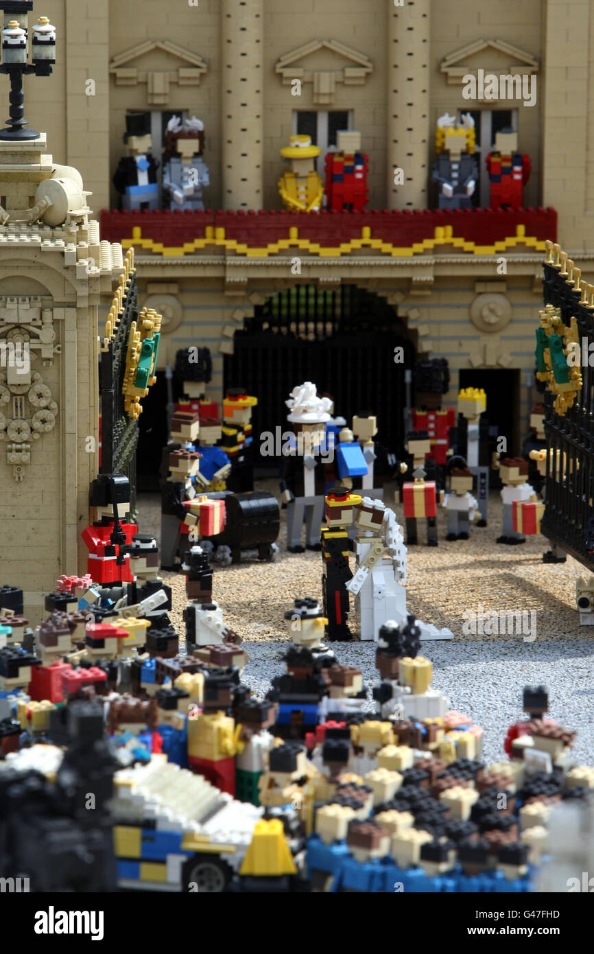 Les modèles LEGO du Prince William et de Kate Middleton partagent un baiser devant un modèle de Buckingham Palace à MINILAND, à LEGOLAND Windsor, Berkshire, qui fait partie de leur nouvelle scène de mariage royal. Banque D'Images