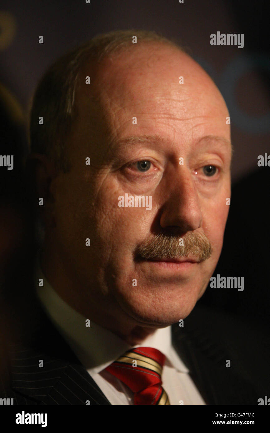 Le commissaire de Garde Martin Callinan parle aux médias du Tribunal Moriarty lorsqu'il ouvre la conférence de sécurité ISEC 2011 au City West Convention Centre, à Dublin. Banque D'Images