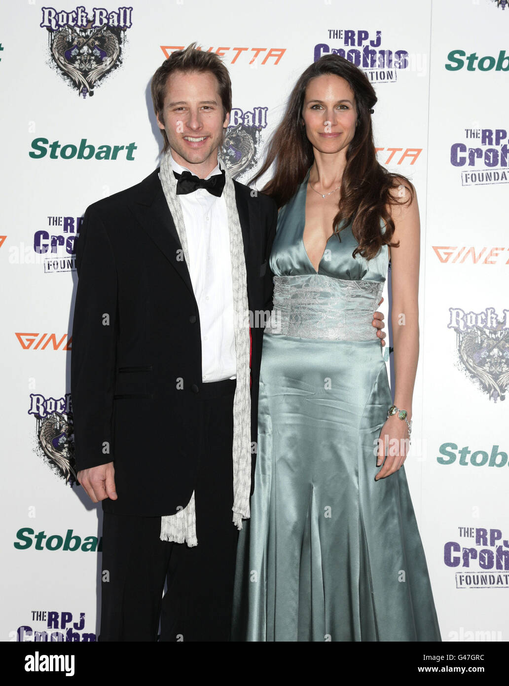 Chesney Hawkes et son épouse Kristina arrivent pour le bal de rock de la Fondation RPJ Crohns, au Hurlingham Club à l'ouest de Londres. Banque D'Images