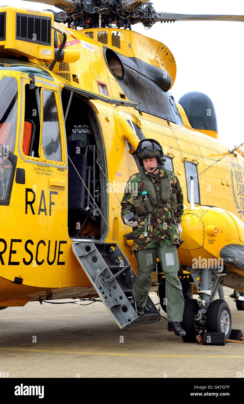 Le Prince William débarque un hélicoptère Sea King dans la vallée de la RAF à Anglesey, dans le nord du pays de Galles, après avoir participé à un exercice d'entraînement au mont Hollyhead, tout près. Banque D'Images