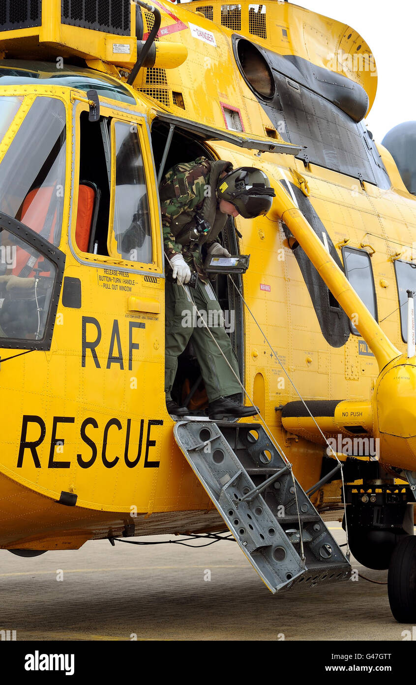Le Prince William débarque un hélicoptère Sea King dans la vallée de la RAF à Anglesey, dans le nord du pays de Galles, après avoir participé à un exercice d'entraînement au mont Hollyhead, tout près. Banque D'Images