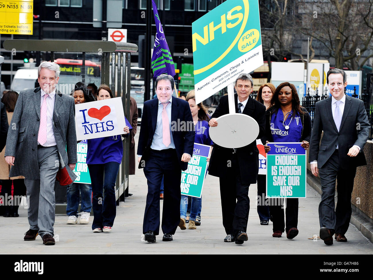 le secrétaire général de l'Unison Dave Prens porte un panneau à vendre, avec des « agents immobiliers Cameron, Clegg & Lansley » lors d'une manifestation du NHS Cuts par le syndicat du secteur public à l'extérieur de Guys et de l'hôpital St Thomas de Londres. Banque D'Images