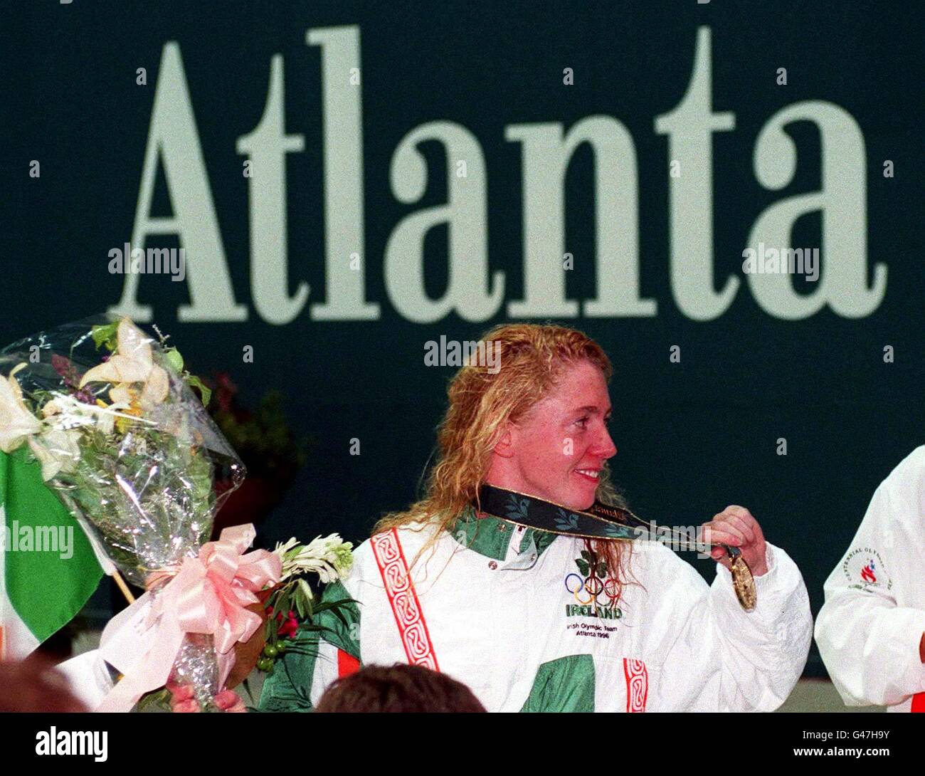 Prendre Atlanta par la tempête....Michelle Smith célèbre à nouveau sur le podium des gagnants ce soir (mercredi) après avoir remporté sa troisième médaille d'or des Jeux Olympiques du centenaire.Smith, en Irlande, a remporté le 100 m de freestyle individuel.Photo de John Giles/PA. Banque D'Images