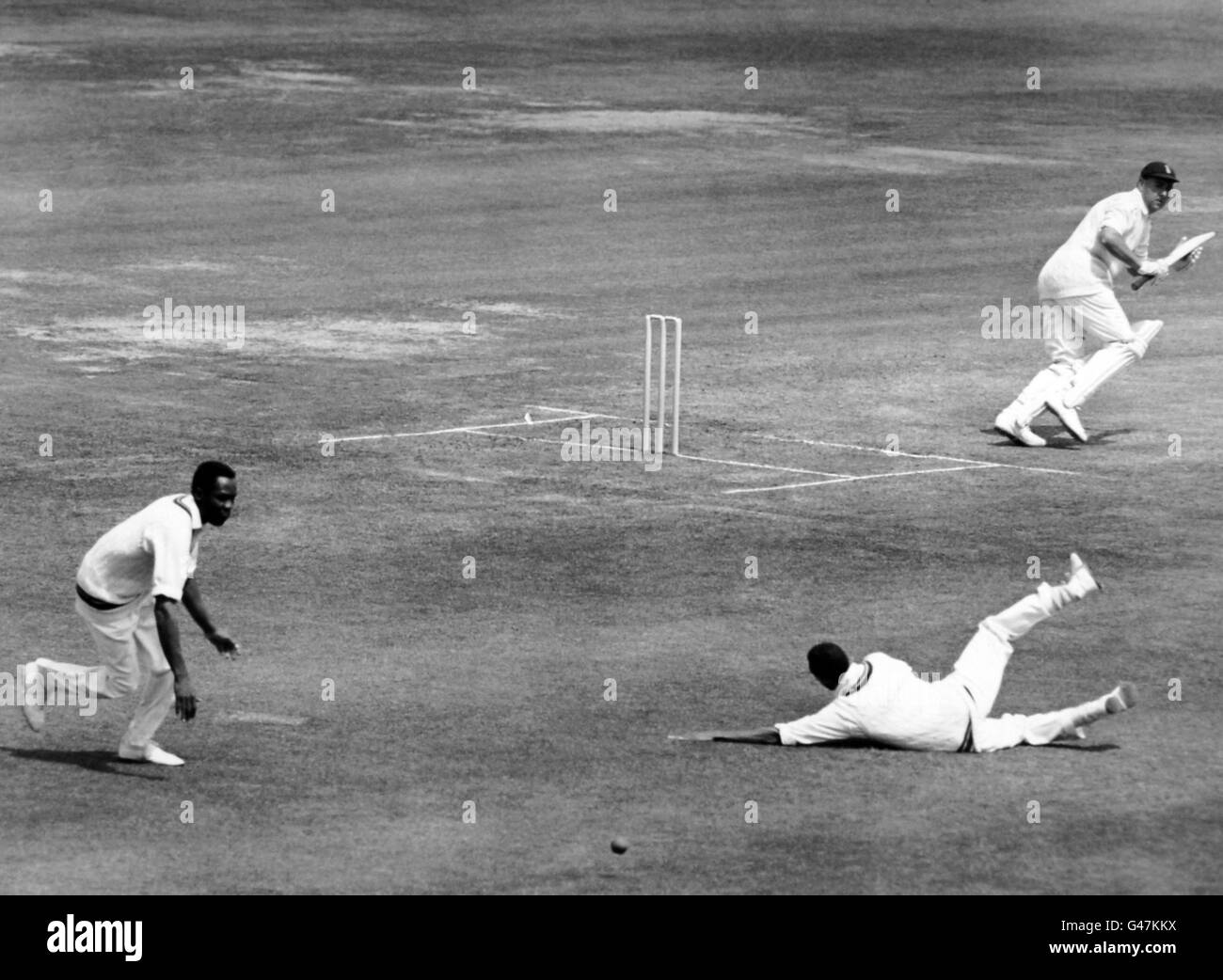 Lance Gibbs (Antilles) descend mais ne parvient pas à arrêter une coupe de Colin Cowdrey au large de Gary Sobers. Banque D'Images