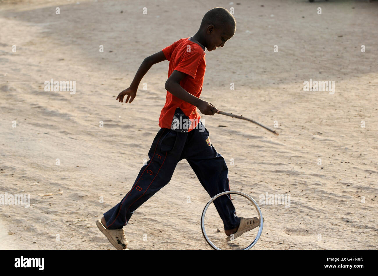 La région de Turkana au Kenya, le HCR, le camp de réfugiés de Kakuma où 80,000 permanent des réfugiés de Somalie, l'Éthiopie, le Soudan du Sud vivent, Somali Garçon jouant avec rim Banque D'Images